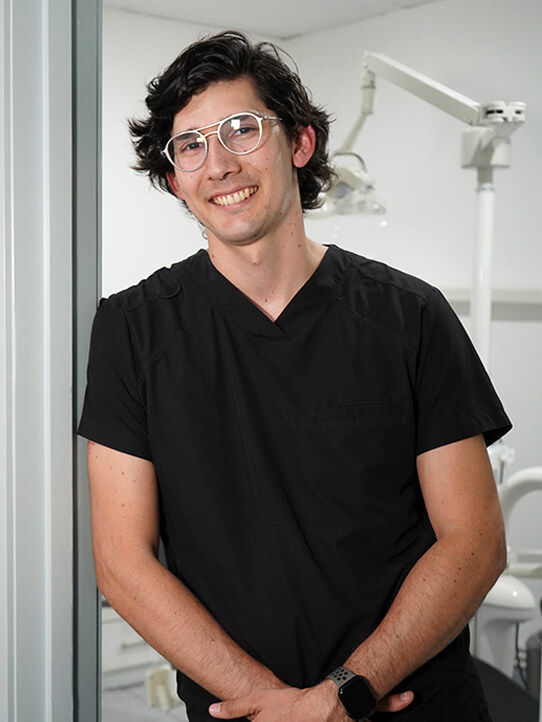 Dr. Abraham Pérez — Especialista en implantes dentales en Tijuana