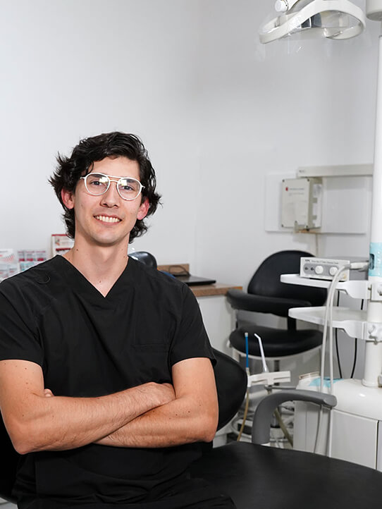 Dr. Abraham Pérez, implantólogo dental especialista en Tijuana, Baja California